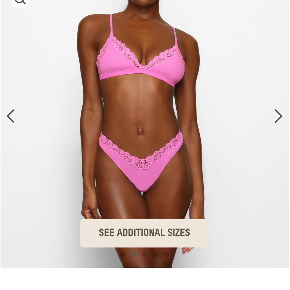 FITS EVERYBODY LACE TRIANGLE BRALETTE